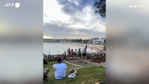 Australia, persone in fuga da Bondi Beach mentre uomini armati aprono il fuoco
