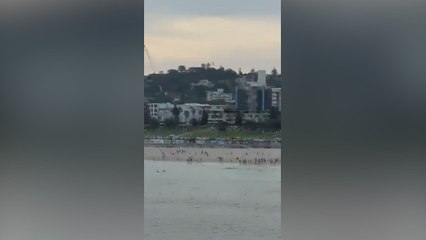 La gente huye despavorida de la playa de Bondi tras el tiroteo en Sídney