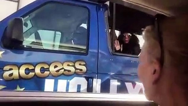 Nicole Kidman Surprises Fans In Hollywood Tour Bus On Her Way To The Oscars: Watch Amazing Video