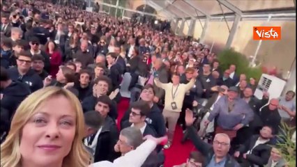 Il selfie di Meloni sul palco di Atreju con il pubblico: Ben accompagnata