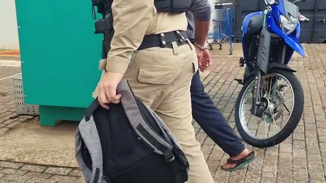 Pega ladrão, pega ladrão! Homem é preso com bicicleta furtada após jovens gritarem para a polícia