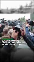 El candidato de derecha, Antonio Kast, ya emitió su voto