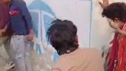 जौनपुर में लोगों ने बाबाओं को बेल्ट और डंडे से पीटा, वीडियो Viral