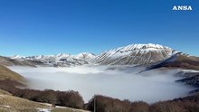 Tra luce, neve e nebbia: Castelluccio di Norcia si fa meraviglia