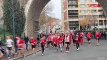 Migliaia di Babbi Natale partecipano alla corsa annuale a Parigi
