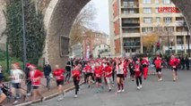 Migliaia di Babbi Natale partecipano alla corsa annuale a Parigi