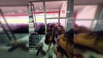 İndirimi gören kadınlar ezilme tehlikesi atlattı