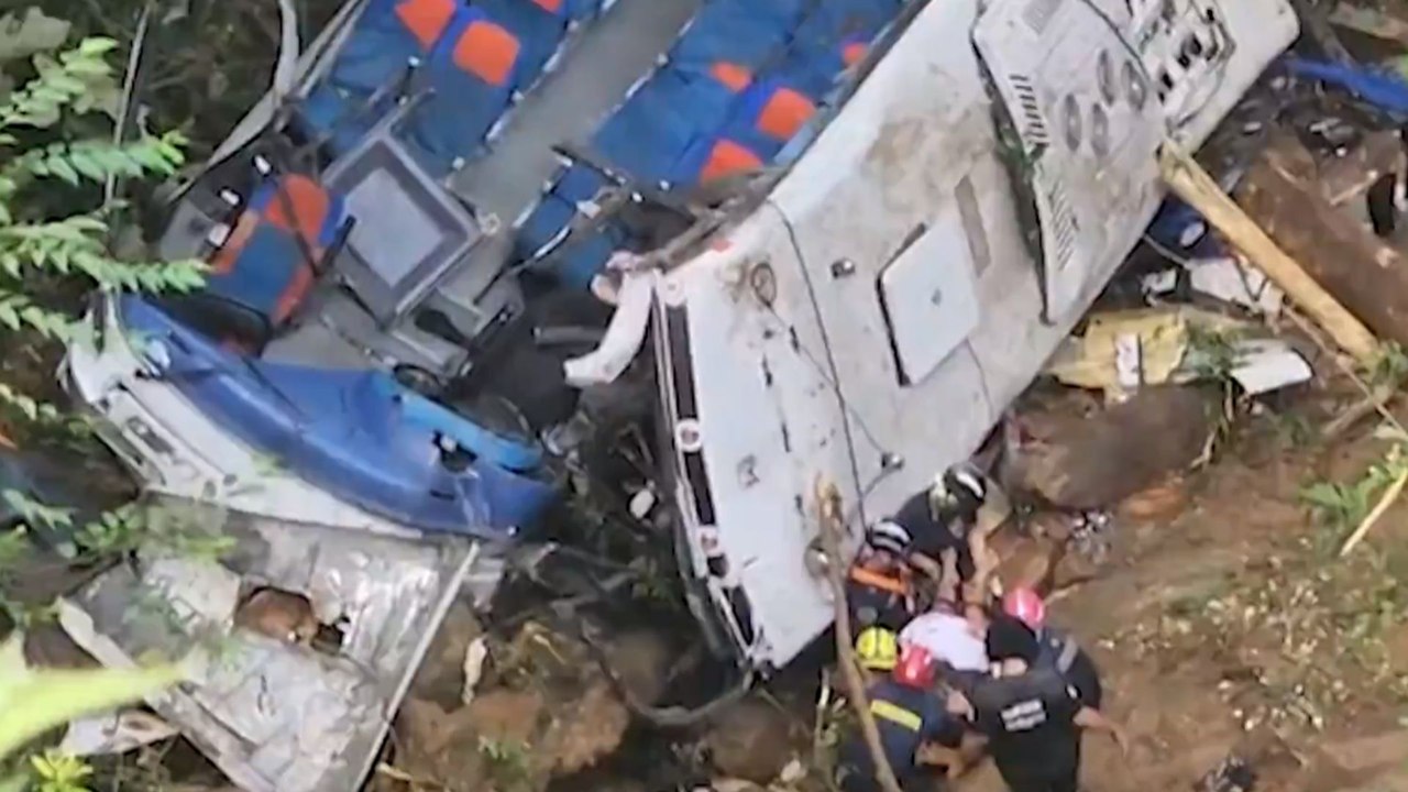 Accidente de bus en Antioquia: 16 jóvenes fallecidos y rescate con cuerdas en abismo de 60 metros