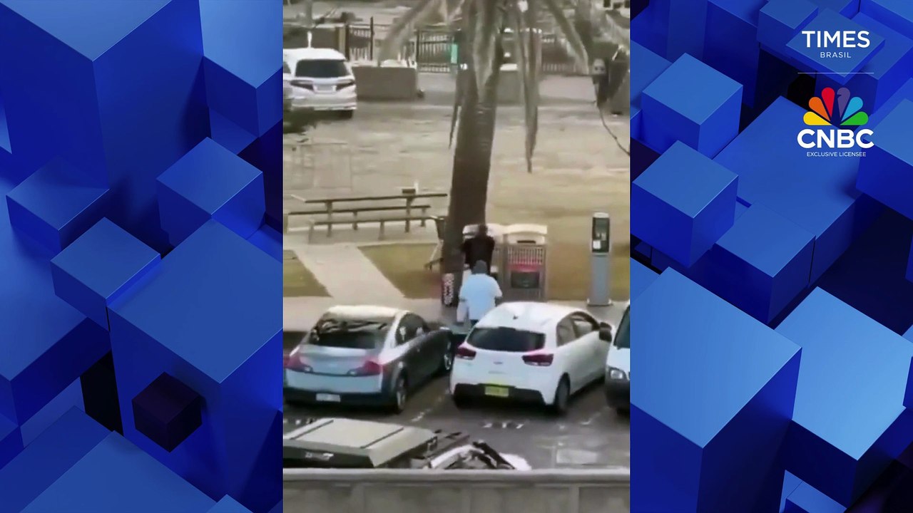 Vídeo mostra momento em que homem desarma atirador durante ataque na Austrália