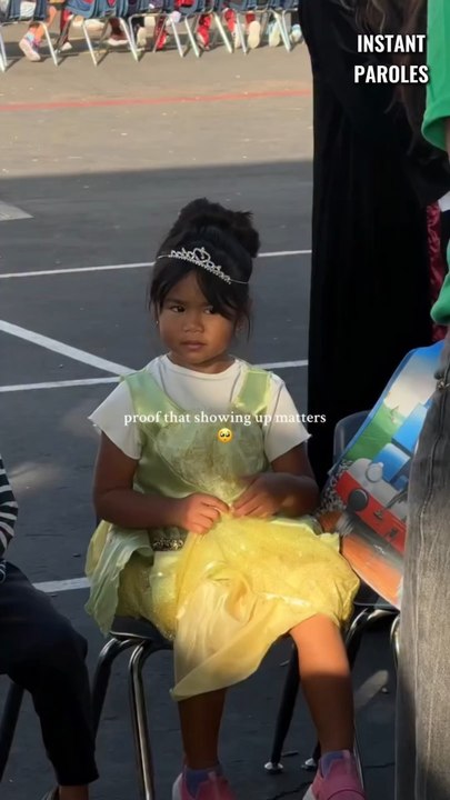 Cette petite fille voit sa mère dans le public puis retrouve la joie lors de ce spectacle