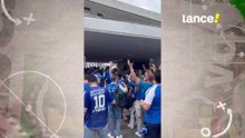 Torcida do Cruzeiro faz festa na chegada à Neo Química Arena