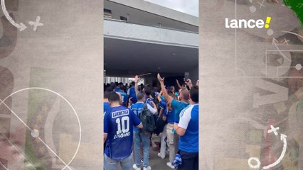 Torcida do Cruzeiro faz festa na chegada à Neo Química Arena