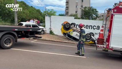 Viatura da Polícia Militar capota após batida com carro no bairro Neva