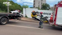 Viatura da Polícia Militar capota após batida com carro no bairro Neva