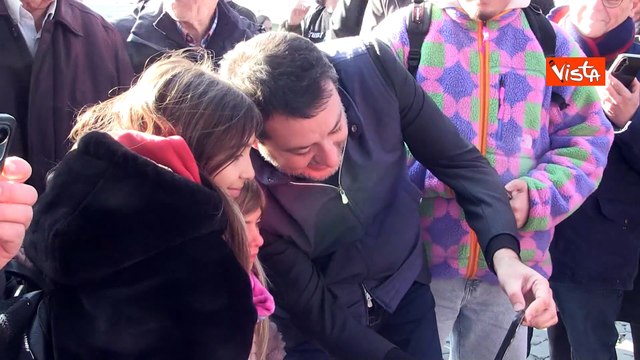 Atreju 2025, bagno di folla per il leader della Lega Salvini al suo arrivo a Castel Sant'Angelo
