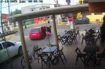 Homem pula de carro em movimento para escapar de sequestro; veja