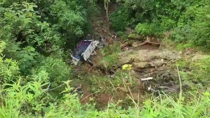 Autobus di studenti precipita in un dirupo in Colombia: le immagini dei soccorsi