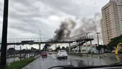 Incêndio de grandes proporções atinge barracão em Maringá