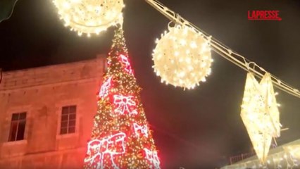 Gerusalemme, l'albero di Natale torna a splendere per la prima volta dall'inizio della guerra
