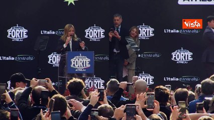 Atreju 2025, il ballo di Meloni sul palco mentre il pubblica grida: "Giorgia Giorgia"