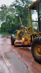 Força da água da chuva arranca asfalto da rodovia entre Umuarama e Ivaté