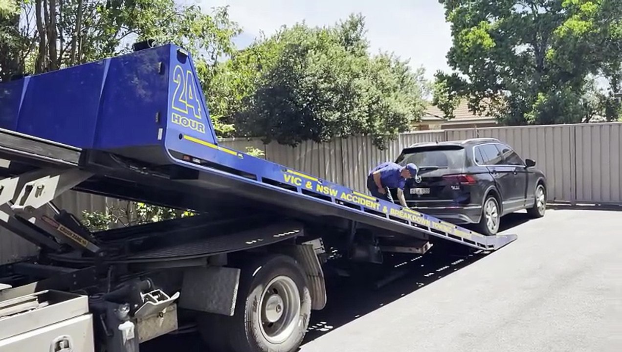 WATCH: Albury police seize a car on McDonald Road, Lavington, after a pursuit