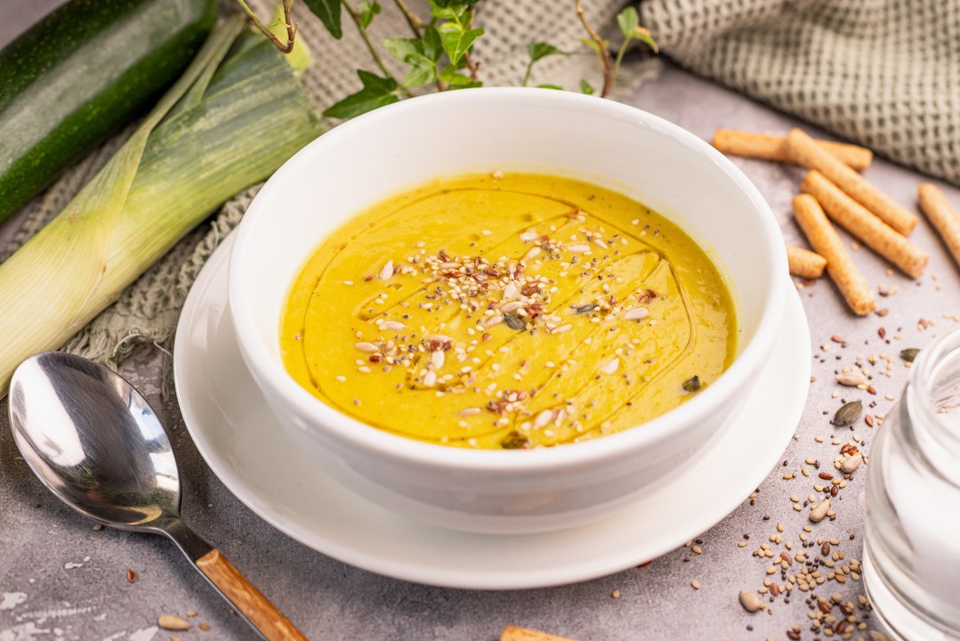 Crema de calabacín y puerros con caldo de huesos