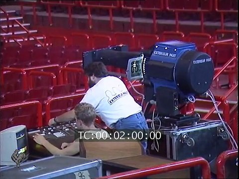 1987 – Johnny Hallyday : le 7 septembre, visite de la scène de Bercy (Rush Pathé)