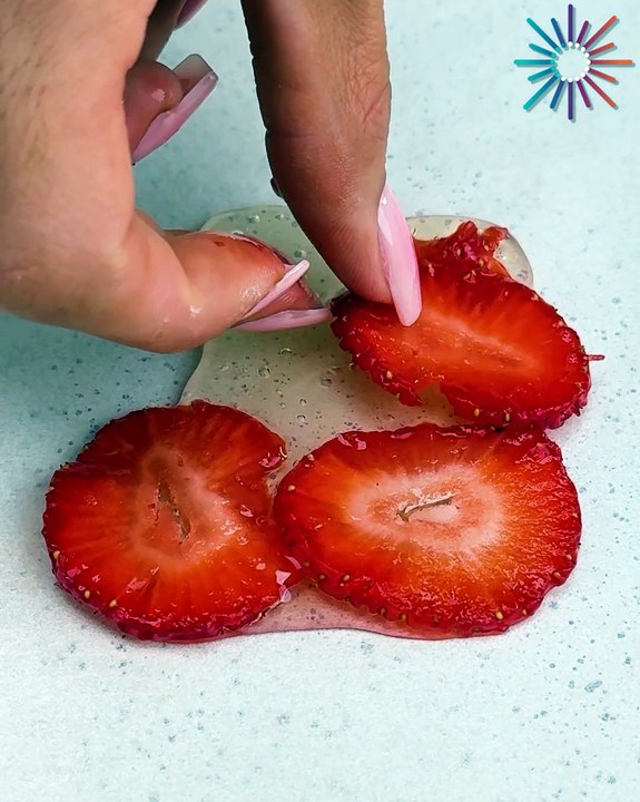 Easy and delish strawberry snack! 🍓