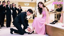 Le PDG indifférent s'agenouille pour mettre des chaussures à une fille pauvre et demande le marriage