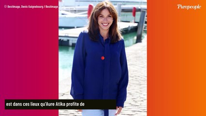 Aure Atika partage sa vie entre Saint-Germain-des-Prés et sa maison de campagne en Gironde, où on peut la croiser au marché de Soulac-sur-Mer