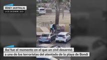 El momento en el que un frutero desarmó a uno de los atacantes de la playa de Bondi