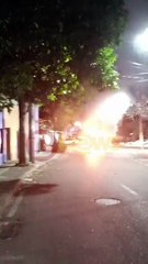 Carro pega fogo e assusta moradores do bairro da Pituba, em Salvador