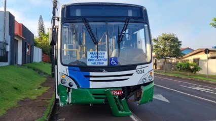 Lateral de Uno fica destruída após colisão com ônibus no Bairro Periolo