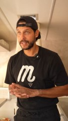 Mickaël, pizzaïolo de M. Le Camion Pizza, nous a expliqué pourquoi Marseille a un lien si fort avec la pizza… et pourquoi, selon lui, les pizzas de la cité phocéenne sont les meilleures du monde ! 🍕🔥