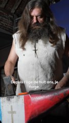Depuis 30 ans, Rubeus Créations perpétue l’art de la forge traditionnelle. Il nous a montré ses mains meurtries par des décennies de labeur. ⚒️🔥