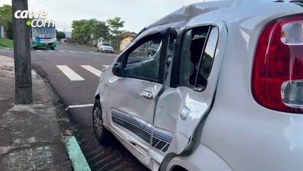 Mulher fica ferida em batida entre carro e ônibus no bairro Periolo