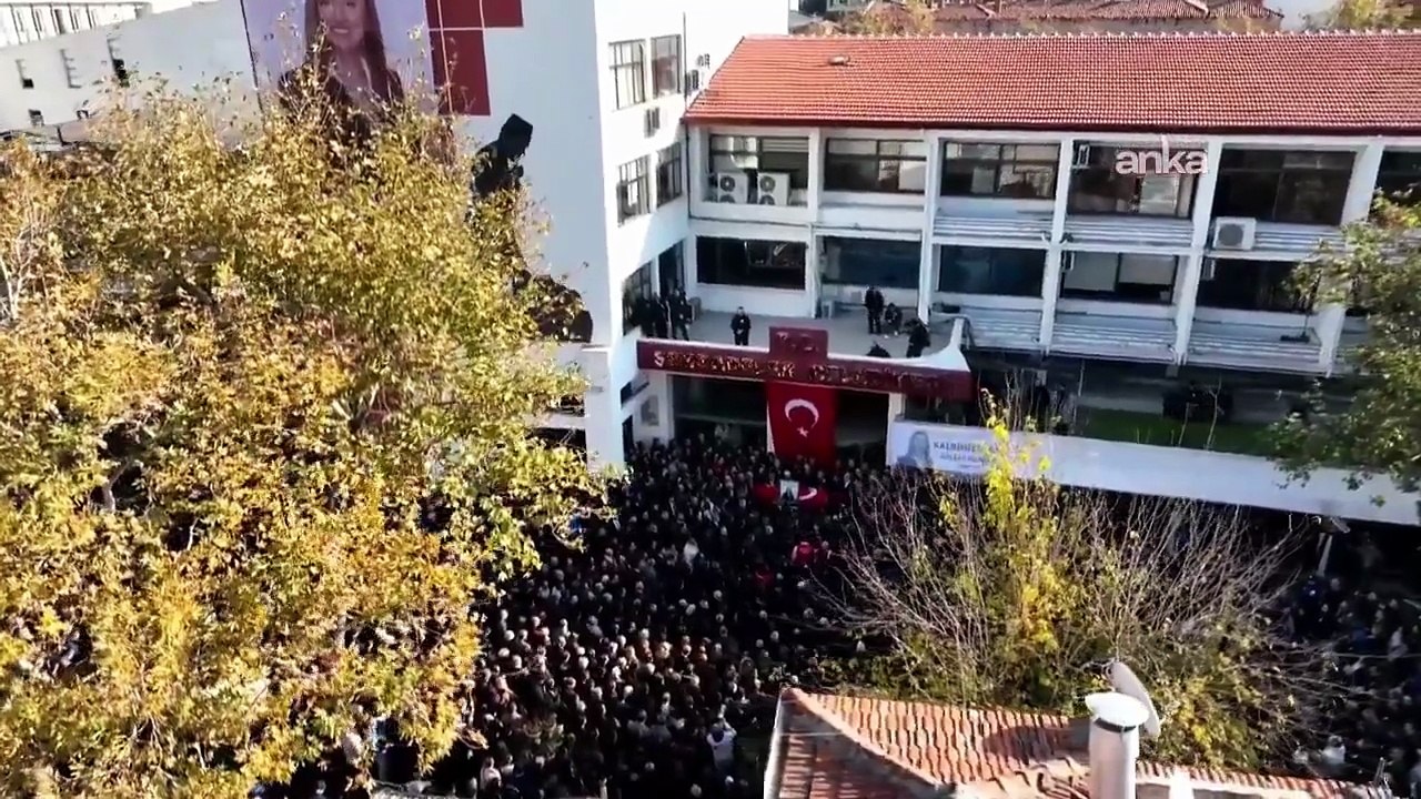 Özgür Özel, Şehzadeler Belediye Başkanı Gülşah Durbay’ı son yolculuğuna uğurluyor