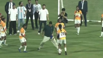 Suarez, ma che fai? Prende un tunnel da una bambina sotto gli occhi di Messi