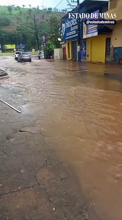 Temporal alaga ruas de cidades do interior de Minas