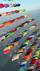 ⚡ Un record mondial gravé dans le ciel  À l’occasion de Thanksgiving, la communauté parachutiste a célébré un nouveau record du monde CRW à 104 participants.