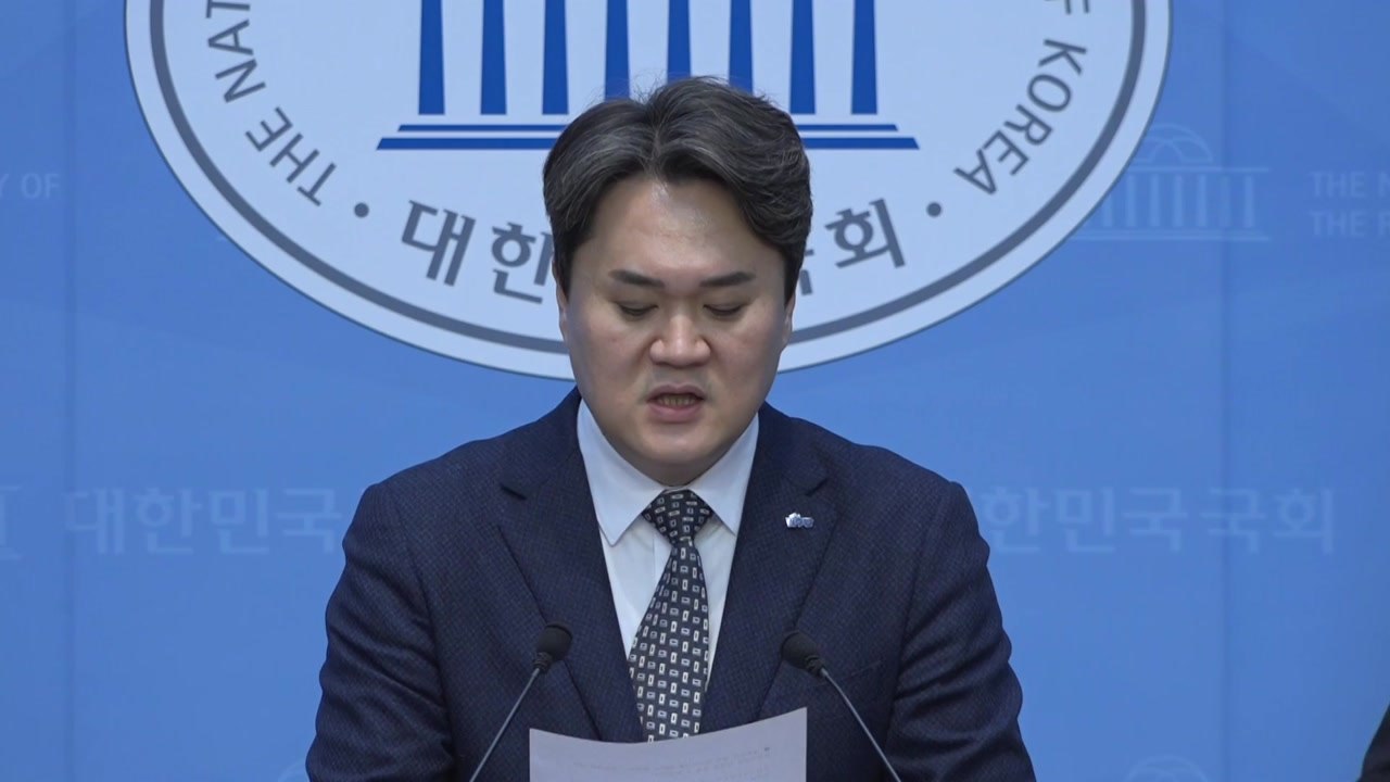 민주 "김범석 불참, 오만한 태도...책임 회피 말아야" / YTN