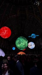 ✨🏛️ Un décor à la hauteur de la vision Pour la collection Printemps 2026, @ChanelOfficial, sous la direction de @Matthieu_Blazy, a livré l’un des set designs les plus spectaculaires de la Fashion Week.