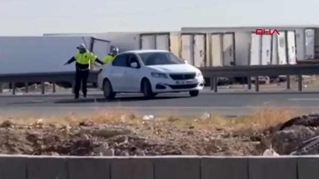 Mardin’de arızalanan otomobili polisler itti