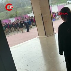 Okul müdürünün, öğrenciyi yakasından tutup yere savurduğu görüntülere inceleme