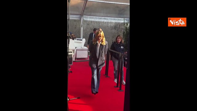 Meloni sale sul palco di Atreju e lancia baci al pubblico che grida Giorgia, Giorgia