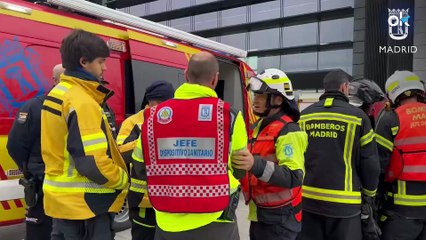 Los bomberos desalojan la Torre Foster en Madrid tras un incendio en un transformador eléctrico