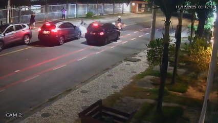 Câmeras de segurança flagram crmiminosos fechando carro e cometendo assalto à mão armada