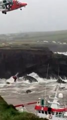 Un barco pesquero encalla contra un acantilado en la costa de Irlanda