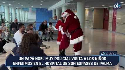 Un Papá Noel muy policial visita a los niños enfermos en el hospital de Son Espases de Palma
